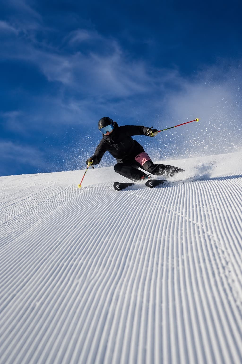 Sciatore in azione lungo una pista innevata